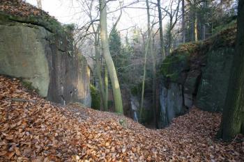 Do skály vytesaný příkop v čele ostrožny  ( © Filip Matoušek 11/2008)