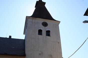 Západní průčelí věže z Dolního náměstí ( © Ivan Grisa 04/2009)