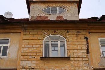 Vstupní risalit domu na severní straně severního náměstí s původním římským popisným číslem ( © Ivan Grisa 04/2009)