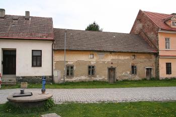 Východní strana severního náměstí ( © Ivan Grisa 04/2009)