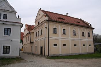 Jižní strana severního náměstí ( © Ivan Grisa 04/2009)