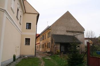 Západní ulička mezi oběma náměstími ( © Ivan Grisa 04/2009)