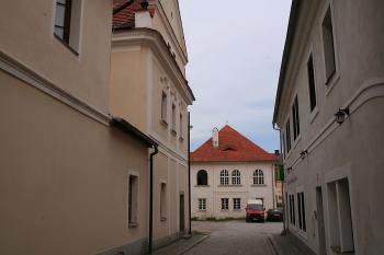Střední ulička mezi oběma náměstími ( © Ivan Grisa 04/2009)