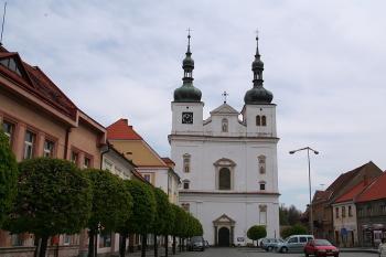 Západní průčelí kostela z náměstí ( © Ivan Grisa 04/2009)