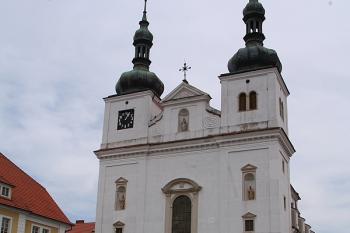 Západní průčelí kostela z náměstí ( © Ivan Grisa 04/2009)