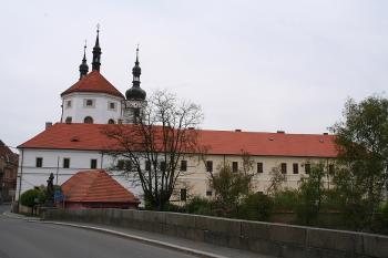 Kostel a kolej z mostu (od východu) ( © Ivan Grisa 04/2009)