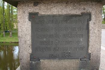 Pamětní deska na západním konci severního zábradlí ( © Ivan Grisa 04/2009)