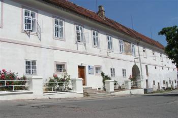 jižní průčelí zámku ( © Petr Turyna 07/2004)