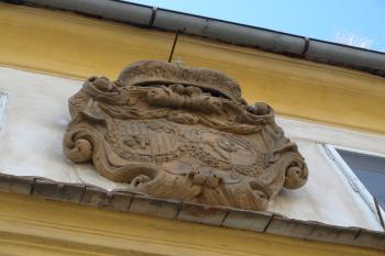 znak nad vstupní branou ( © Milan Caha 03/2010)