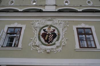 Městský znak mezi okny prvního patra hlavního průčelí ( © Ivan Grisa 04/2009)