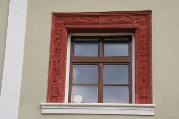 Detail okna s terakotovým ostěním v zadním průčelí ( © Ivan Grisa 04/2009)