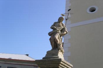 Sloup se sochou sv. Jana Křtitele před kostelem (© David Havlik, 09/2010)