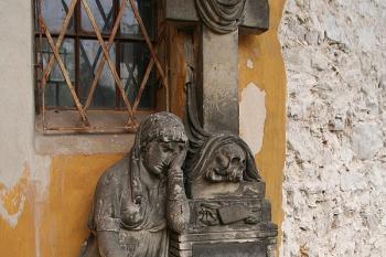 Klasicistní náhrobek u jižní stěny presbytáře ( © Ivan Grisa 04/2009)
