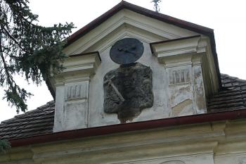 Horní část západního průčelí s reliéfem Trojice a datovou kartuší ( © Ivan Grisa 05/2009)