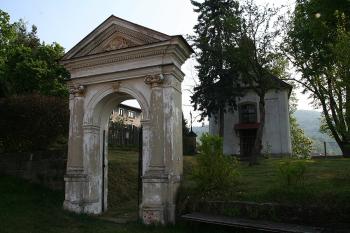 Vstupní brána - pohled od silnice ( © Ivan Grisa 05/2009)