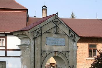 Vstupní brána - pohled z bývalého hřbitova ( © Ivan Grisa 05/2009)