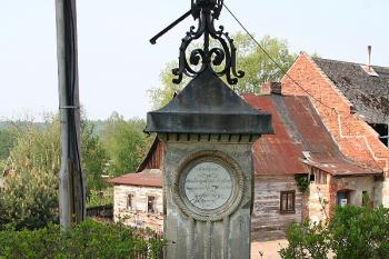 Pamětní sloup z bývalého hřbitova ( © Ivan Grisa 05/2009)