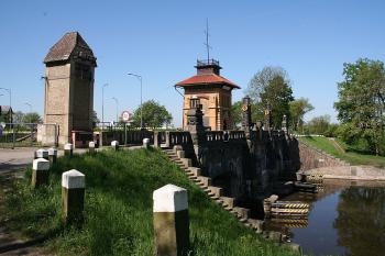 Silniční most, dolní ohlaví komor, transformátor a řídící objekt z pravého břehu kanálu ( © Ivan Grisa 05/2009)