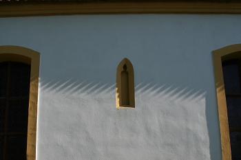 Jižní portál lodi s gotickým okénkem (druhotně vsazeným?) ( © Ivan Grisa 05/2009)