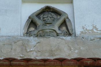 Reliéf druhotně (?) osazený na západní zdi věže, pod ním tabulka s datem poslední přestavby ( © Ivan Grisa 05/2009)