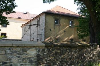 Bývalá fara z prostoru hřbitova ( © Ivan Grisa 05/2009)