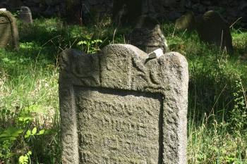 žulový náhrobek barokního typu ( © Milan Caha 05/2009)