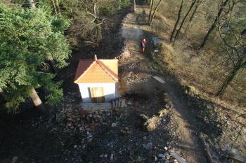 Pohled ke kapličce ( © Jiří Čížek 11/2009)