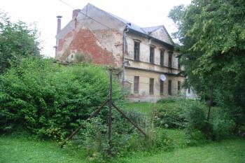 Zámek v r.2013,ještě s torzem původního přistavěného bočního křídla/za keřem viditelný jen kousek/ (© D Dohňanský, 05/2013)