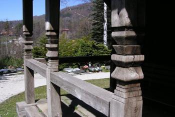 Detail vyřezávaných trámků  pavlače kostelíka (© Jan P. Štěpánek, 04/2007)