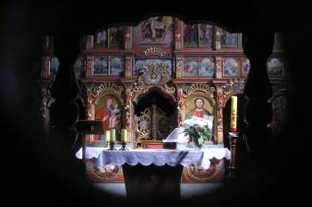 Interiér kostelíka s oltářem (© Jan P. Štěpánek, 04/2007)