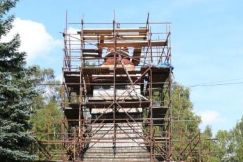 pravoslavný kostelík v době rekonstrukce pláště věže ( © Jan P. Štěpánek 10/2009)