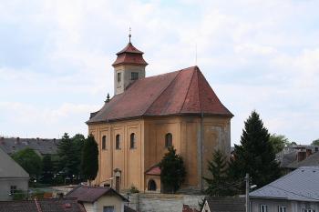 Kostel ze schodiště ke hradu (od východu) ( © Ivan Grisa 05/2009)