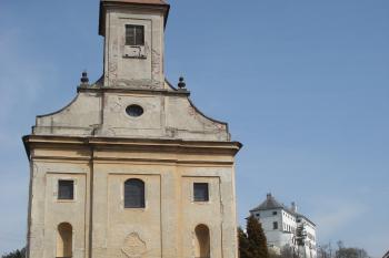 pohled přes farní kostel na zámek (© Jaromír Schoffer, 01/2010)