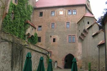 nádvoří se vstupní branou hradu Kreibstein (© Václav Hodek, 05/2009)