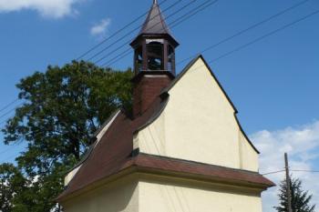 pohled na kapli od mostu přes říčku Olešnou ( © Jan P. Štěpánek 08/2008)