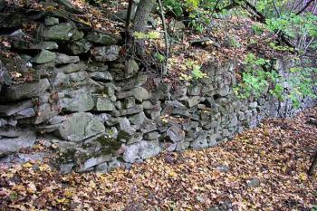 Hradba předhradí ( © Roman Řezáč 10/2003)