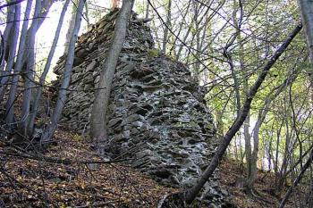 Opěrný pilíř na severovýchodě ( © Roman Řezáč 10/2003)