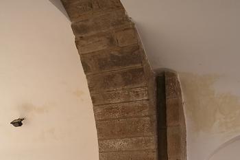 Vnitřní oblouk Medelské brány s vpadlinou pro padací mříž ( © Ivan Grisa 05/2009)