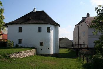 Zbrojnice (tzv. Vodní brána) od jihozápadu ( © Ivan Grisa 05/2009)