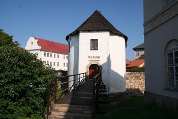 Zbrojnice (tzv. Vodní brána) od jihu ( © Ivan Grisa 05/2009)