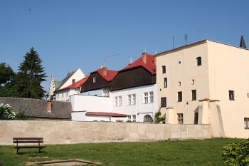 Zadní trakty domů na jižní straně náměstí ( © Ivan Grisa 05/2009)