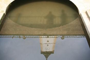 Odraz obrazu radniční věže na hladině Nečízu ( © Ivan Grisa 05/2009)