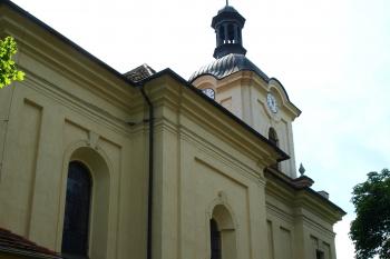 loď kostela od severovýchodu ( © Milan Caha 05/2009)