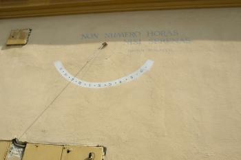 sluneční hodiny na západním průčelí ( © Milan Caha 05/2009)