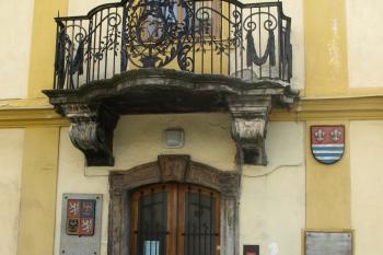vstupní portál s klasicistním balkonem ( © Milan Caha 05/2009)