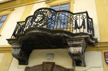 klasicistní balkon nad vstupním portálem ( © Milan Caha 05/2009)
