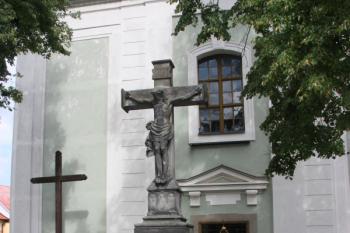 Kříž před západním portálem ( © Ivan Grisa 08/2011)
