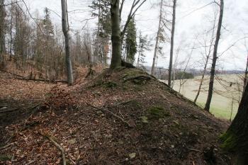 Okružní příkop a val (© Petr Nožička  04/2022)
