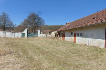 Výjezd z nádvoří, vpravo hospodářská budova  (© Dušan Dohňanský  04/2022)
