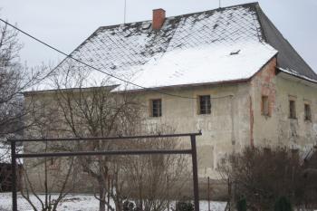 Tvrz se znatelným nápisem krčma (© Jaromír Schoffer, 10/2010)